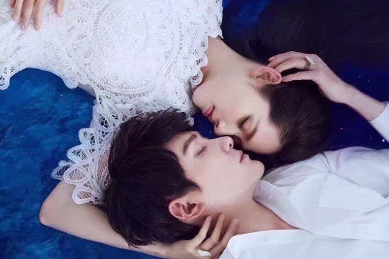 花群中的女孩